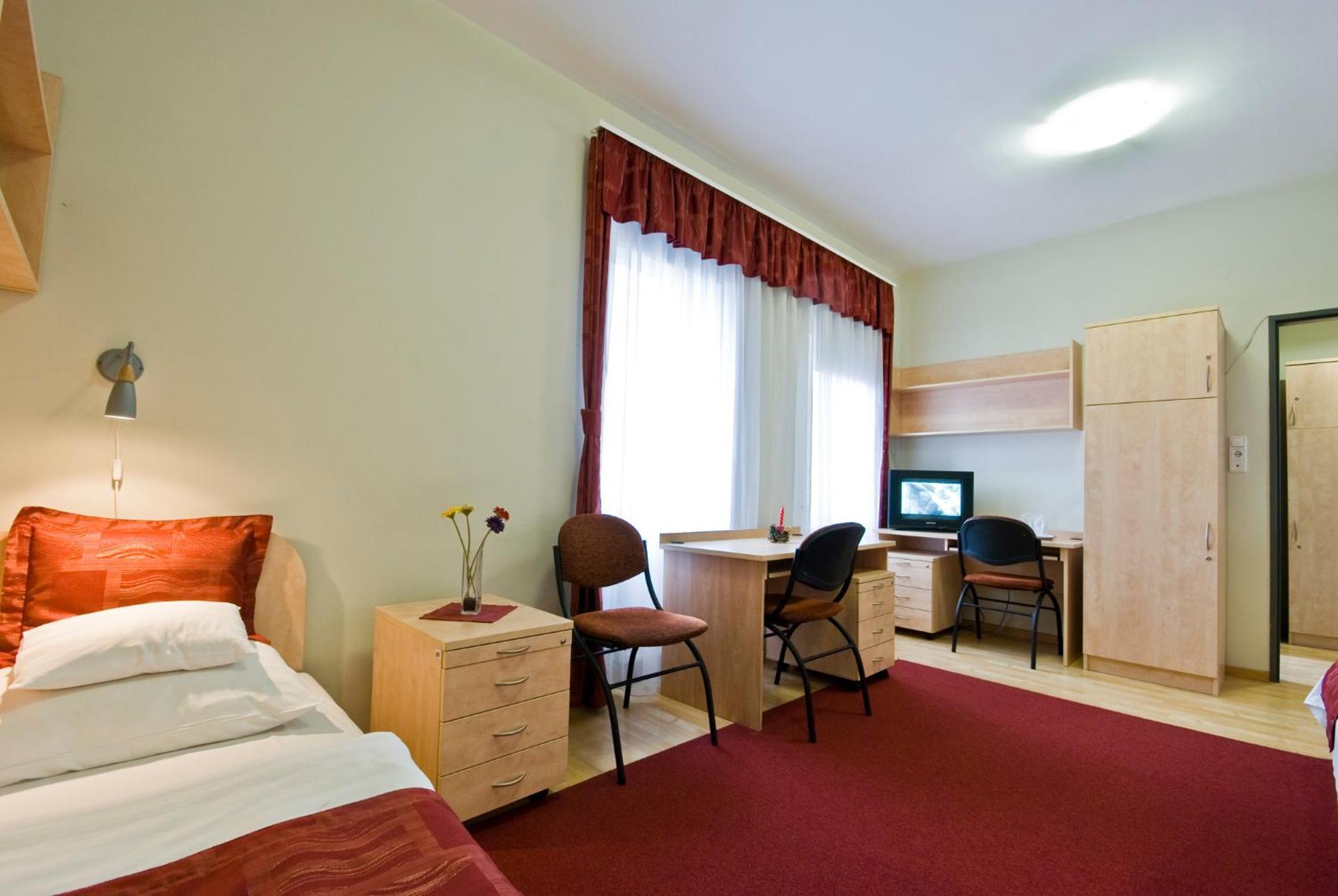 Hotel Kerpely Dunaújváros Exteriér fotografie