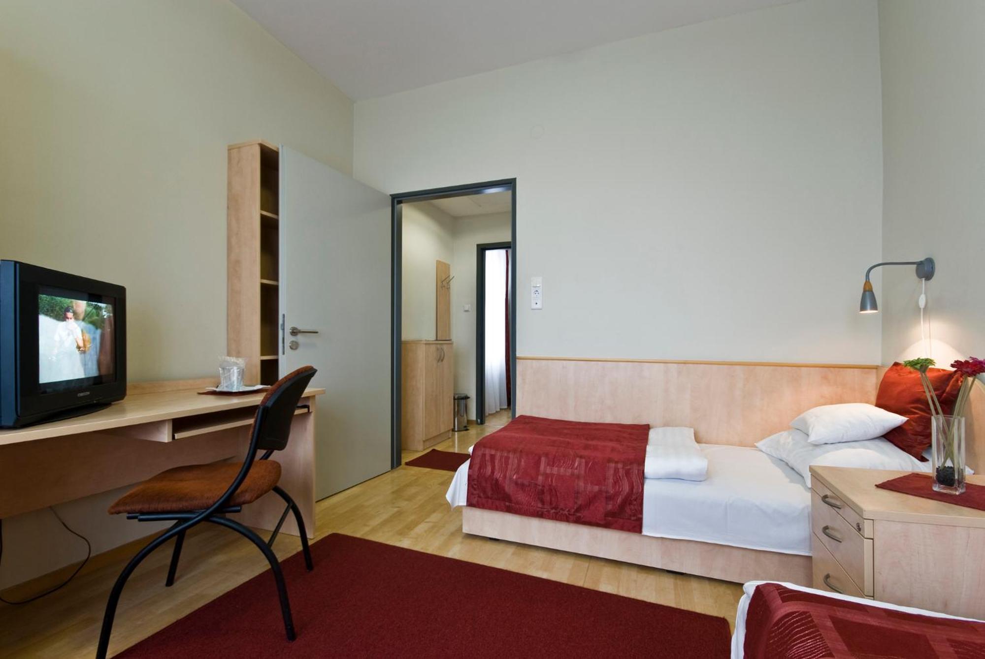 Hotel Kerpely Dunaújváros Exteriér fotografie